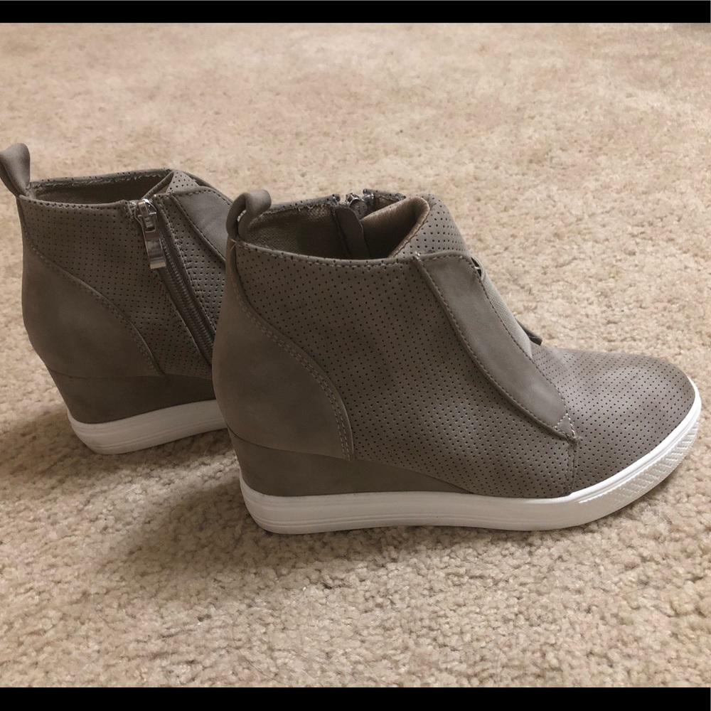 Wedge sneaker